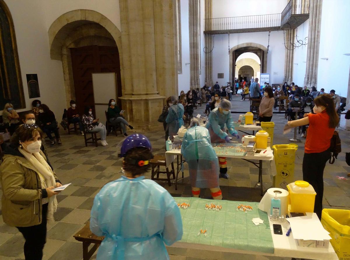 Vacunación al personal de los centros educativos realizada en la capilla del Colegio Fonseca.