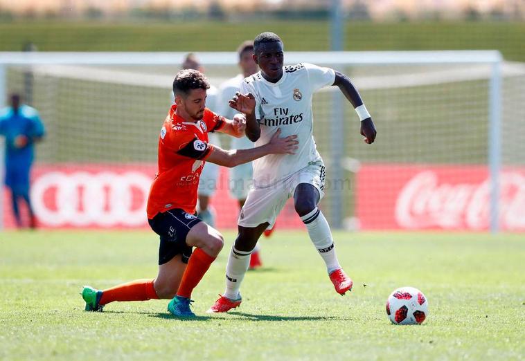 Quintana, ex del Unionistas, ante Vinicius, en el Real Madrid Castilla, en 2018.