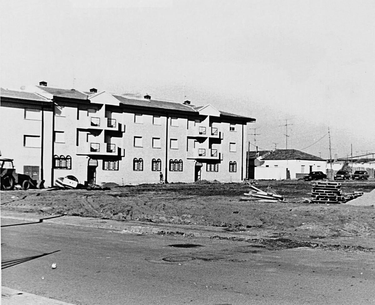 Construcción de viviendas sociales en la plaza Casto Prieto Carrasco en 1988.