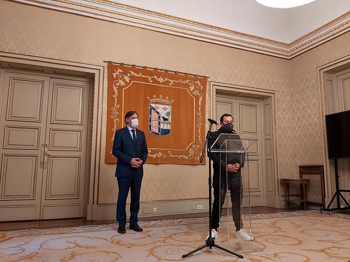 Carlos García Carbayo y Óscar Calleja, en el Salón de Recepciones del Ayuntamiento.