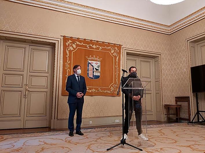 Carlos García Carbayo y Óscar Calleja, en el Salón de Recepciones del Ayuntamiento.