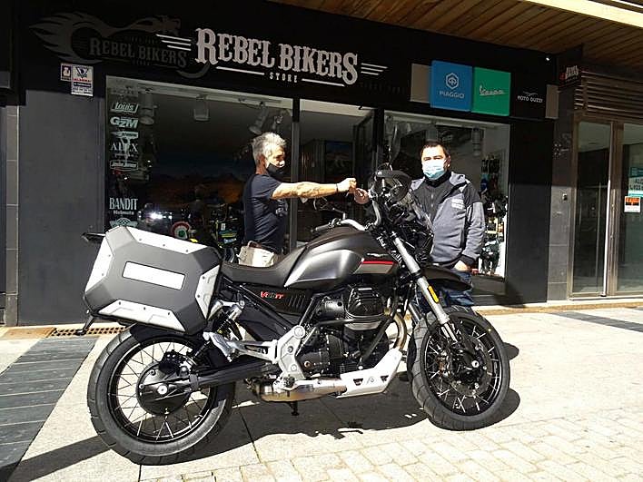 Espectacular GUZZI V85 TT, a las puertas de Rebel Bikers