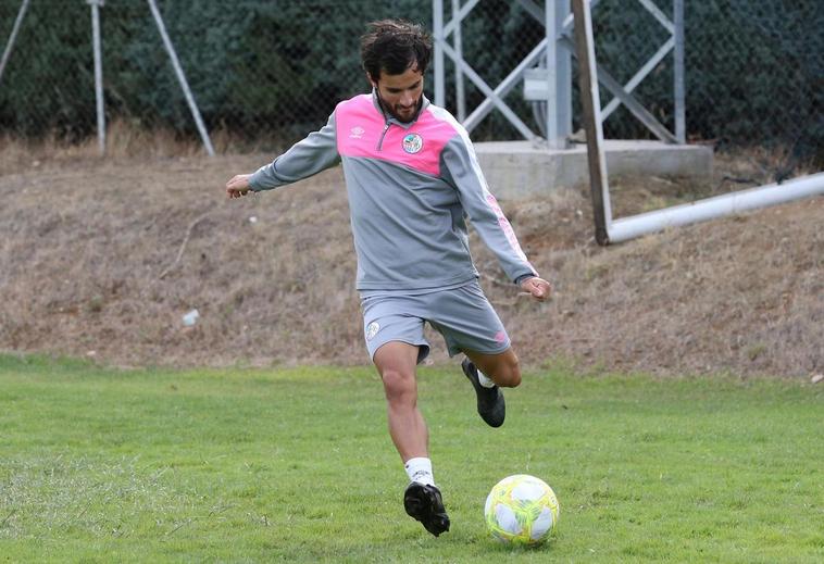 El lateral zurdo del Salamanca UDS, Alfonso Candelas, en un ejercicio de centros al área.