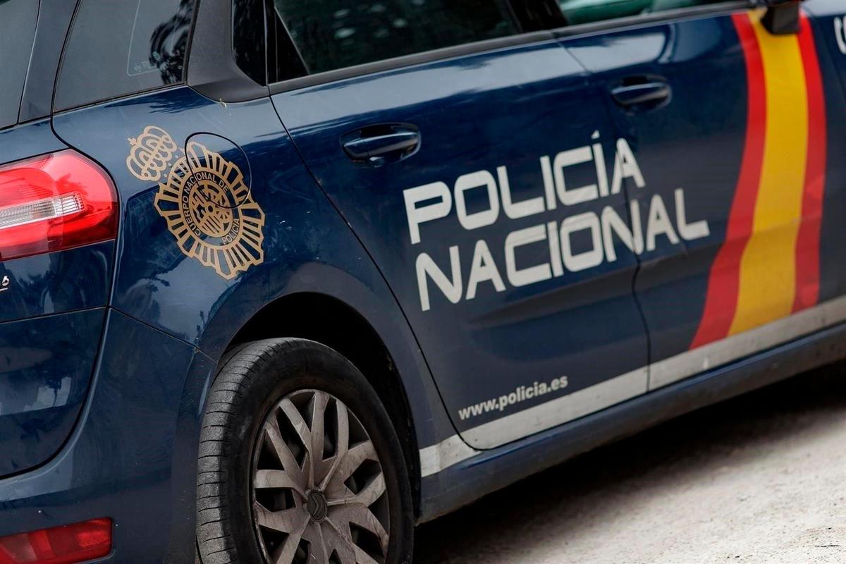 Los agentes de la Policía nacional tuvieron que emplearse para reducir al agresor