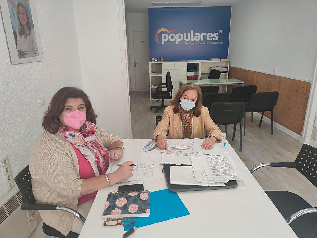 Mariví Muñoz y Carmen Familiar, concejalas del PP