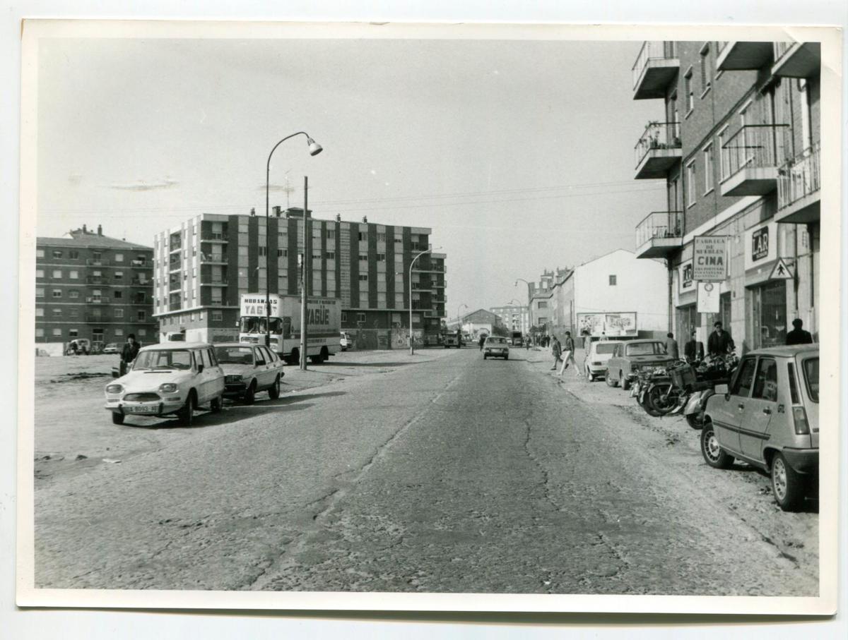 La carretera de Ledesma que une Pizarrales con el resto de la ciudad a finales de los 80.