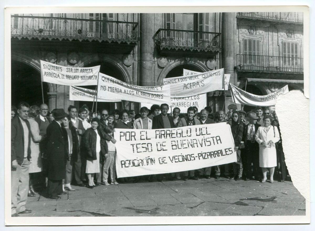 Protesta en la Plaza Mayor en 1987 de los vecinos de Pizarrales exigiendo mejoras.