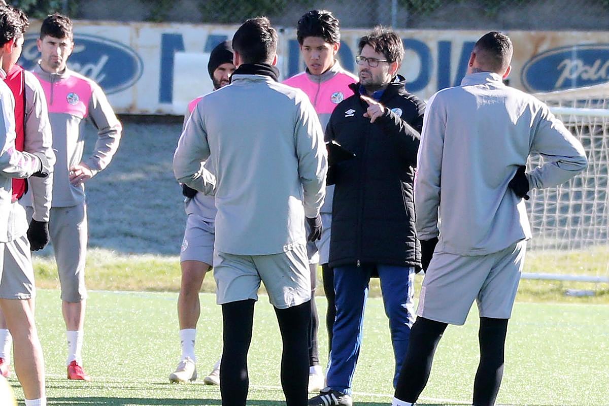 Lolo Escobar da instrucciones durante un entrenamiento del Salamanca UDS.