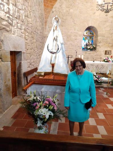 Rosi Campos junto a la Virgen del Gozo tras la misa en su honor.