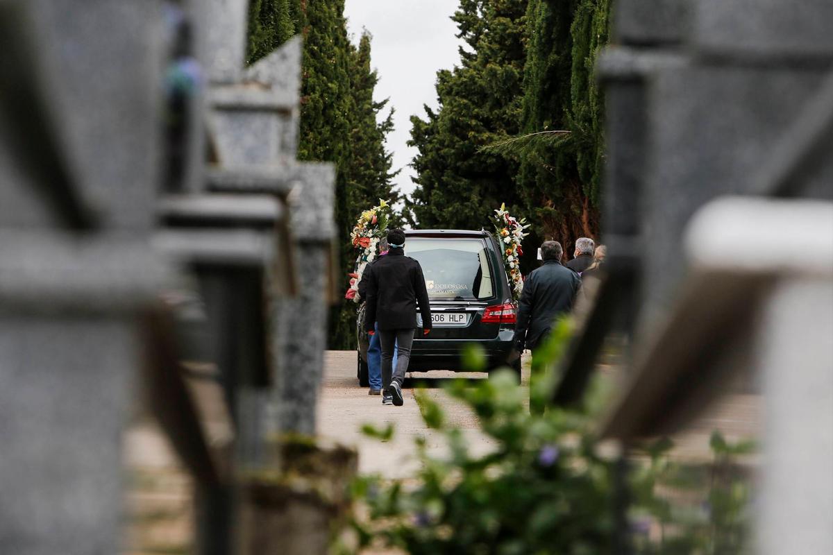 Comitiva de un entierro en el cementerio de Salamanca.