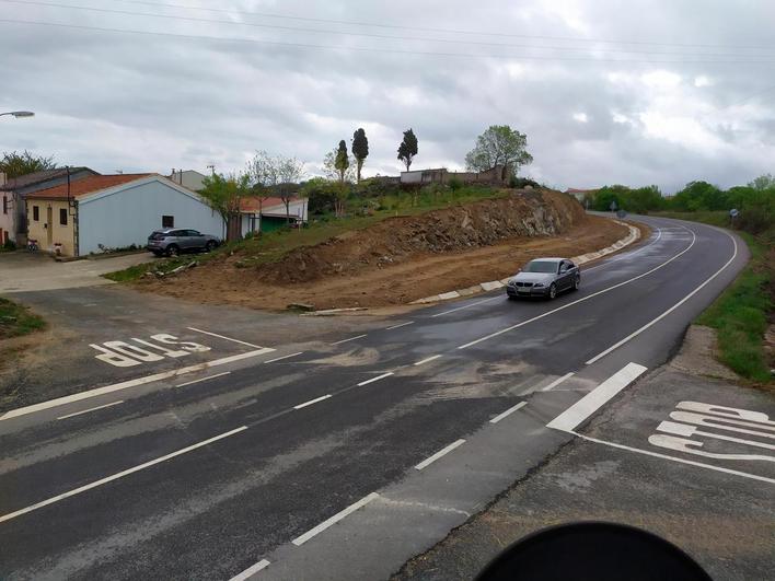 Imagen de la travesía de Fuentes de Béjar tras las obras de desmonte del terreno junto a la carretera.