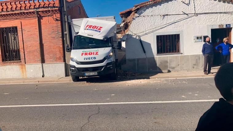 El camión atascado en pleno casco urbano.