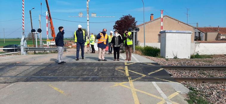 La subdelegada del Gobierno, Encarnación Pérez, visitó las obras de Gomecello el pasado jueves.