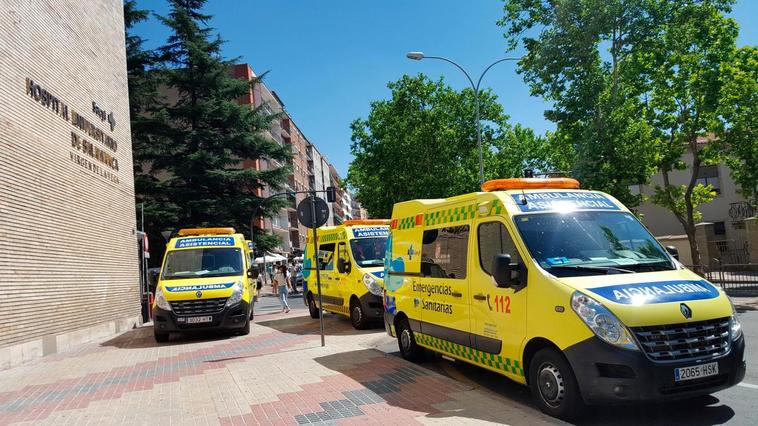 Ambulancias a la puerta del Hospital.