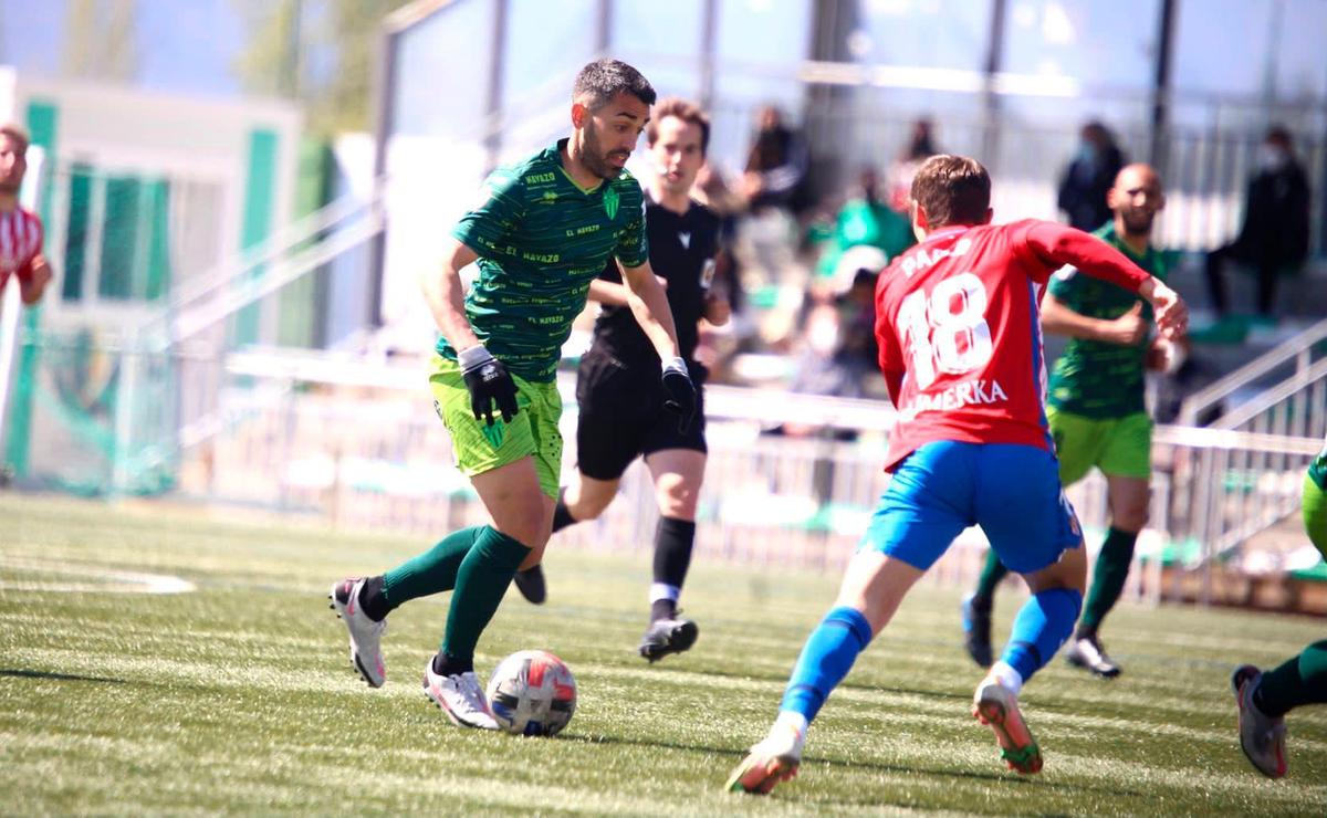 Pino encara a un rival del Sporting de Gijón B.