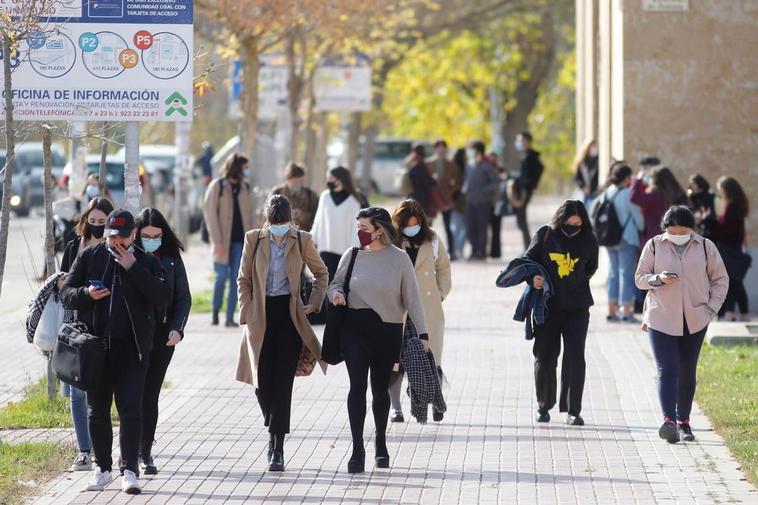 Universitarios en la zona del campus.