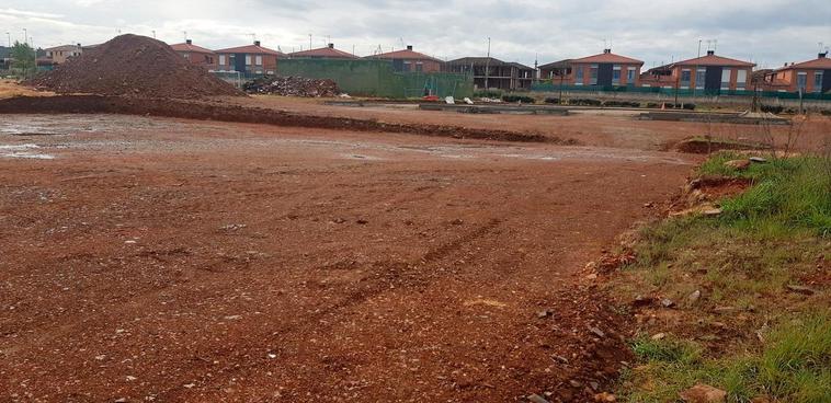 Las obras de las nuevas instalaciones deportivas en la calle Santibañez