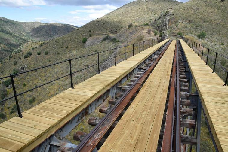 Uno de los rehabilitados puentes por los que transcurre el Camino de Hierro entre La Fregeneda y el viaducto internacional de Vega Terrón.