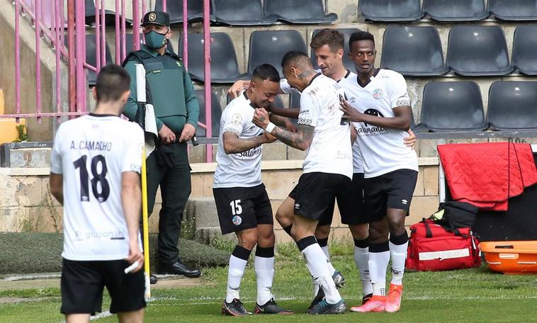 Juancho López y ‘Puma’ Chávez bailando en el Helmántico.