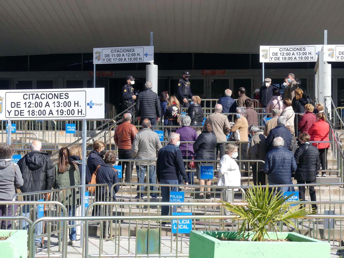 Colas en la entrada del Pabellón Multiusos, lugar de vacunación masiva en Salamanca