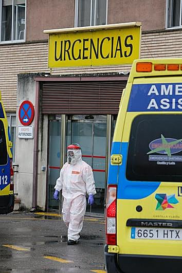 Personal del transporte sanitario a las puertas de Urgencias.