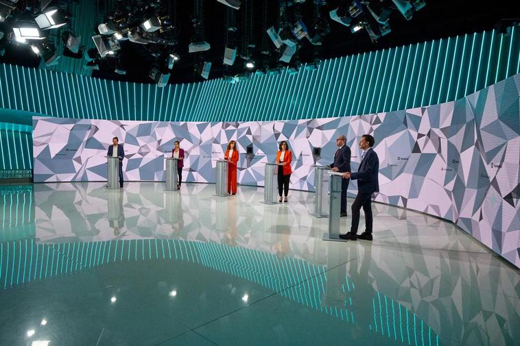 Los candidatosen los momentos previos del debate electoral.