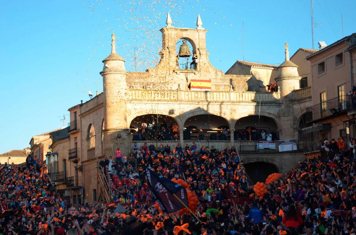 Toque de la campana del “Reloj Suelto” de Ciudad Rodrigo en una apertura de Carnavales antes de la pandemia.