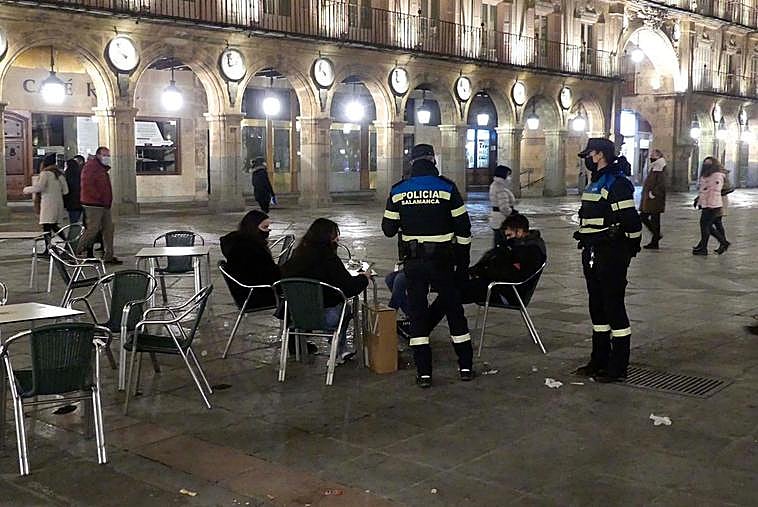 La Policía local, de patrulla en la Plaza Mayor de Salamanca