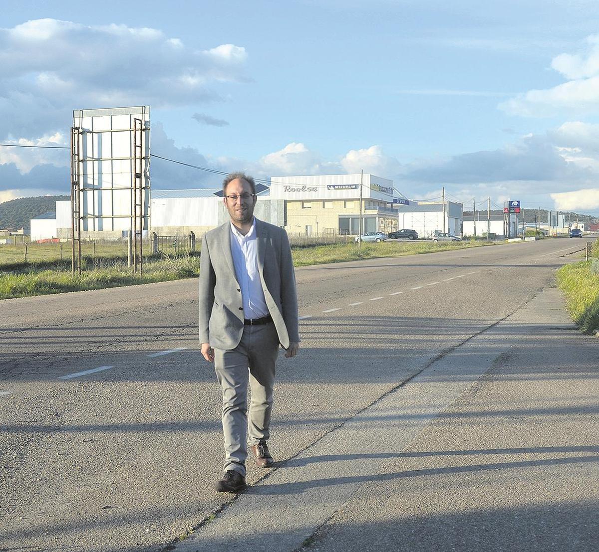 Marcos Iglesias en la zona que acogerá el polígono industrial de Miróbriga