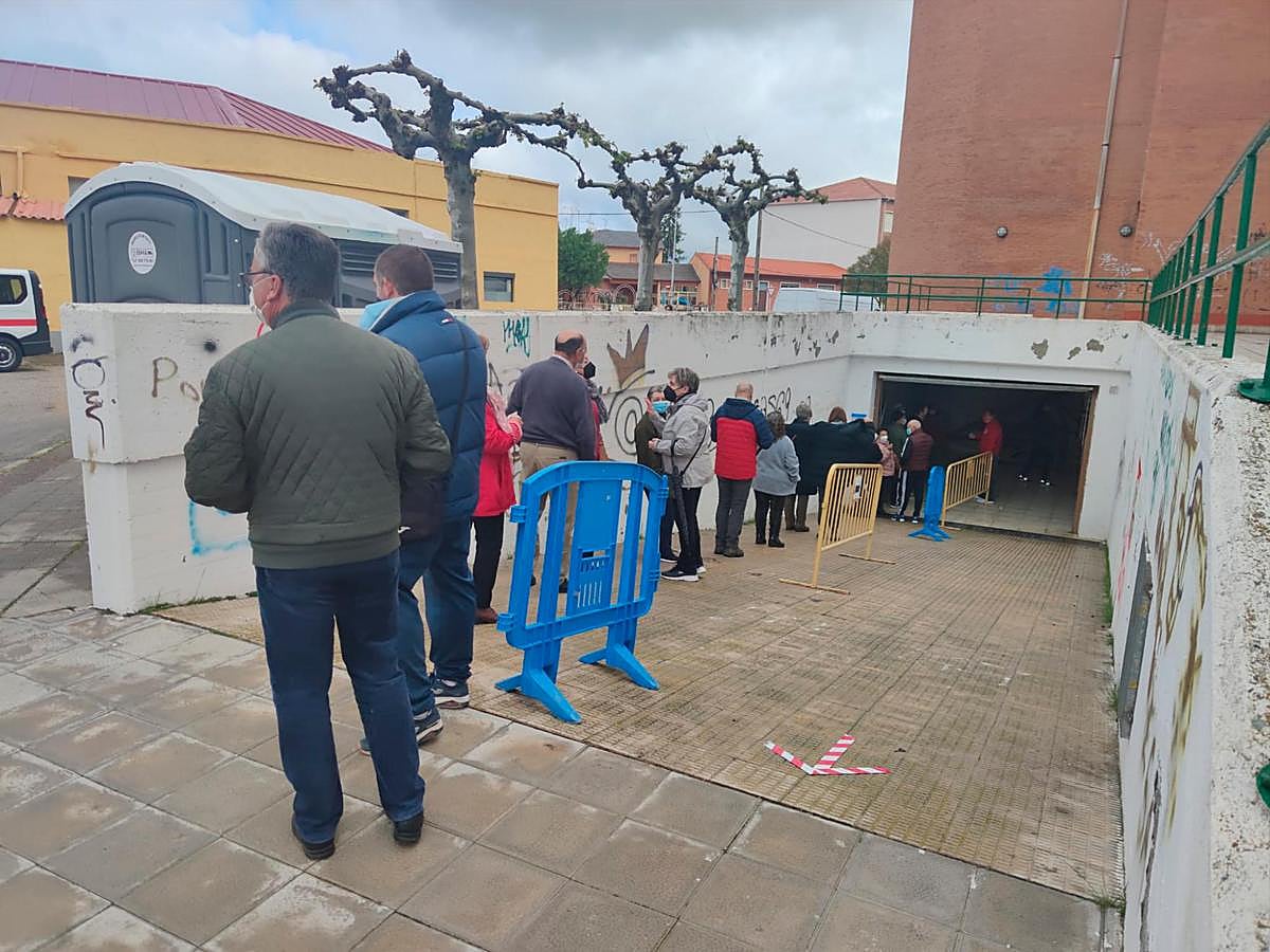 Colas en la vacunación masiva en Peñaranda