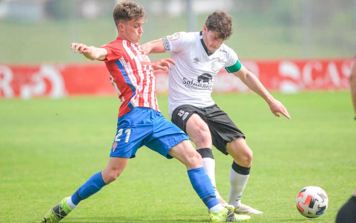 Amaro controla el balón ante un jugador del Sporting B.