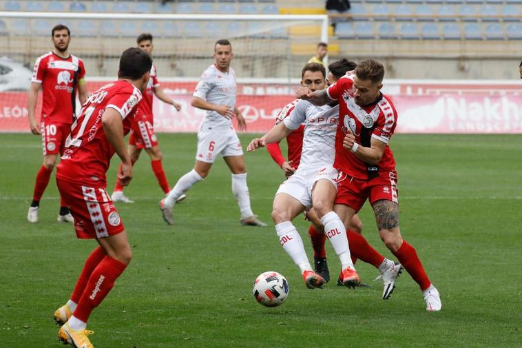 Mandi Sosa pelea por el balón con un rival.