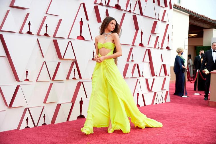 La cantante Zendaya desafió a las supersticiones y se enfundó un espectacular vestido amarillo de Valentino