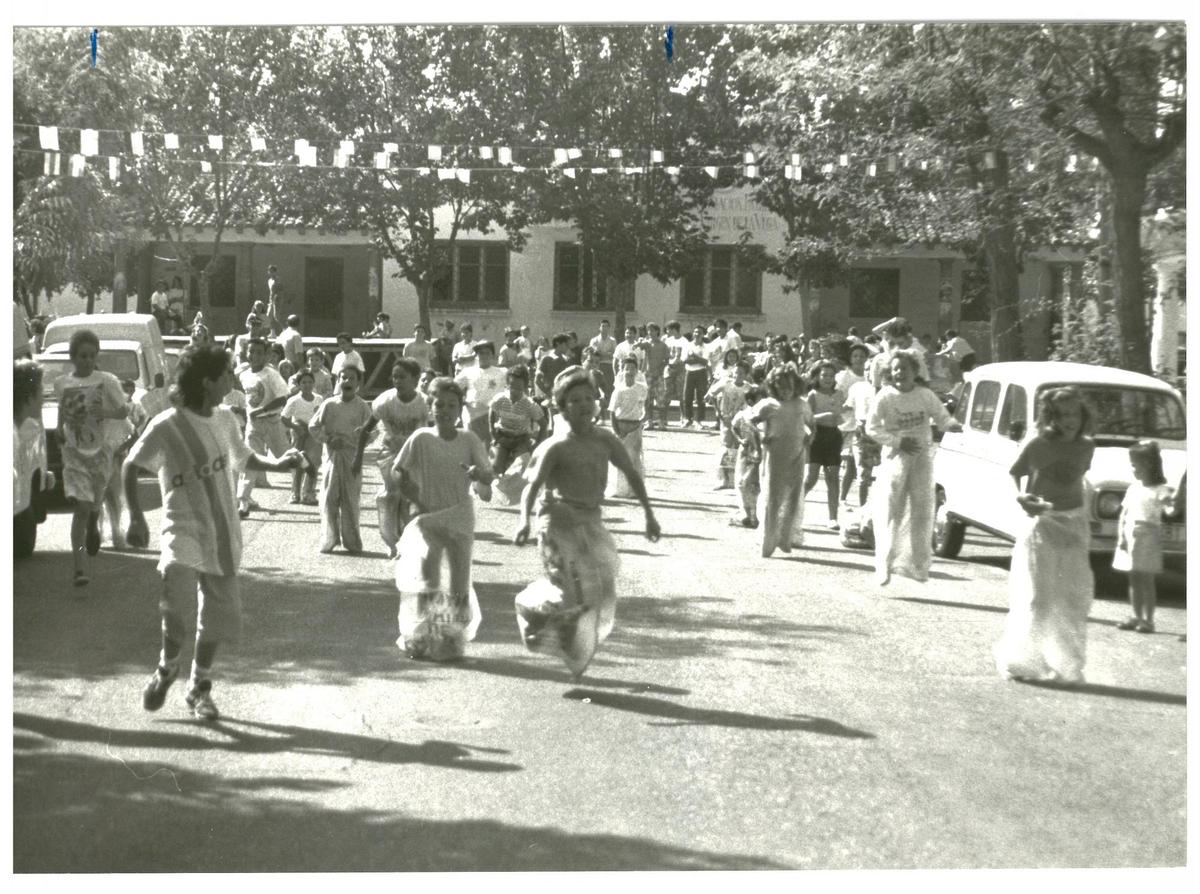 Carrera de sacos en las fiestas de 1990 en La Vega.