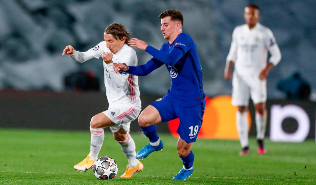 Modric protege el balón ante un rival.