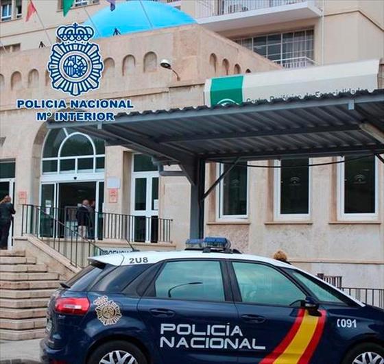 Un coche de Policía junto al hospital Bola Azul de Almería