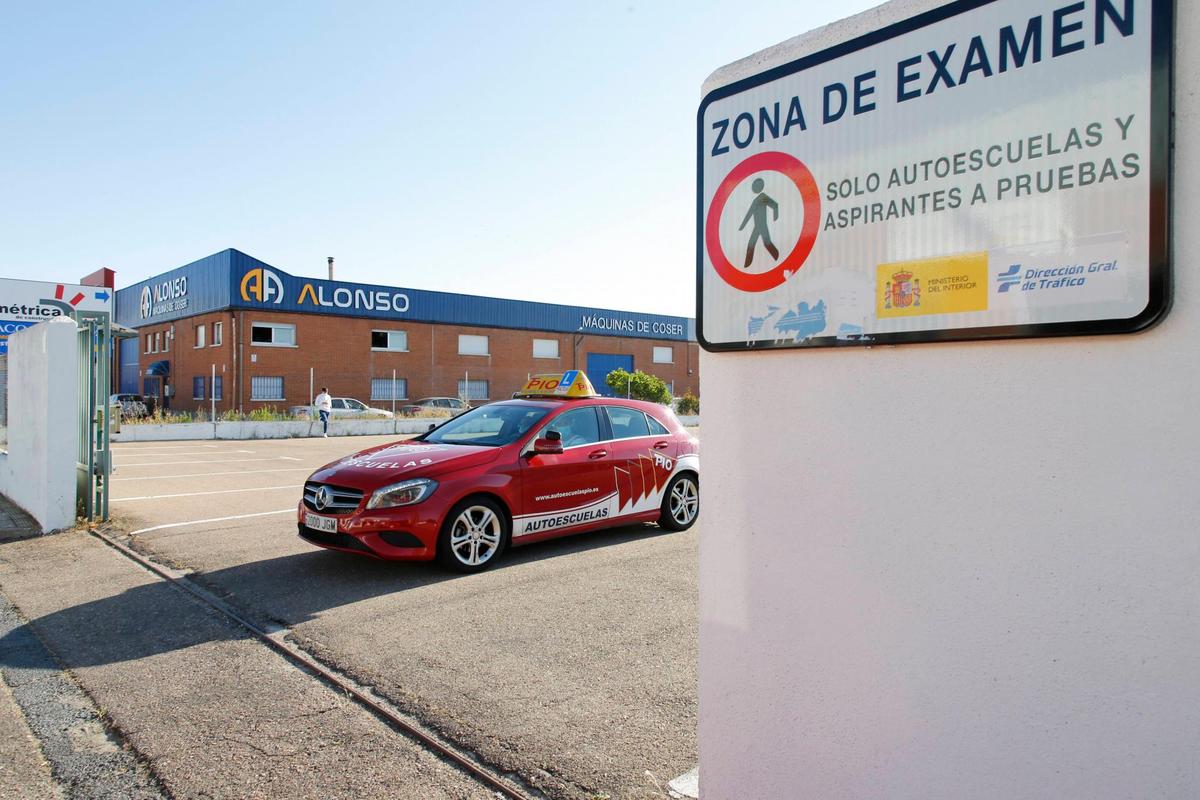 Un coche de una autoescuela sale de la pista de exámenes de Tráfico en Salamanca.