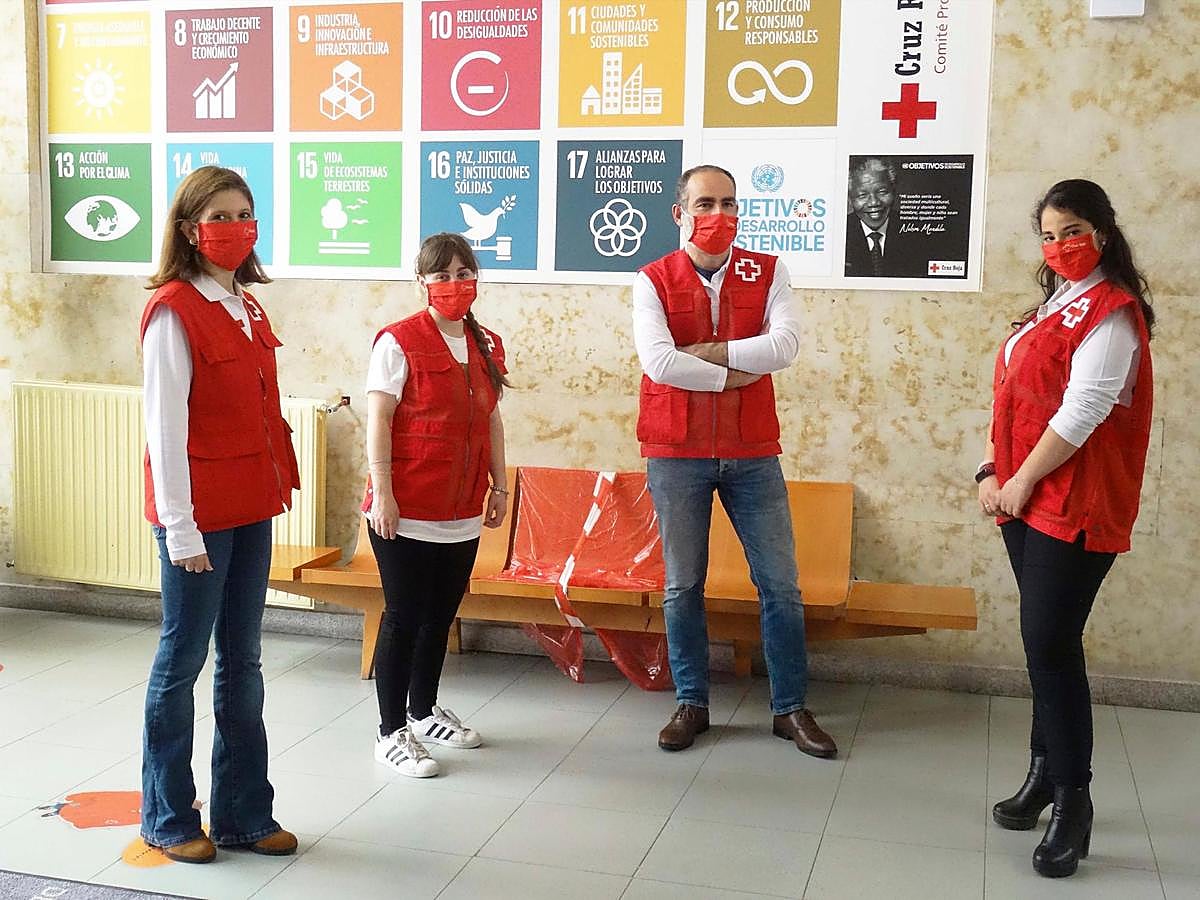 Laura Marcos, Ana Fernández, Juan Santa Martina y María Blanco, en la sede principal de Cruz Roja.