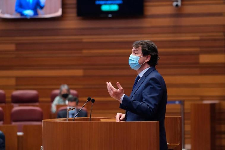 Alfonso Fernández Mañueco, durante su intervención en las Cortes.