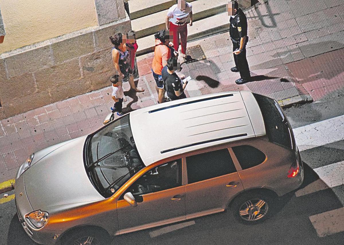 Dos agentes de la Policía Nacional y familiares en la calle Libertad de Béjar tras el tiroteo.