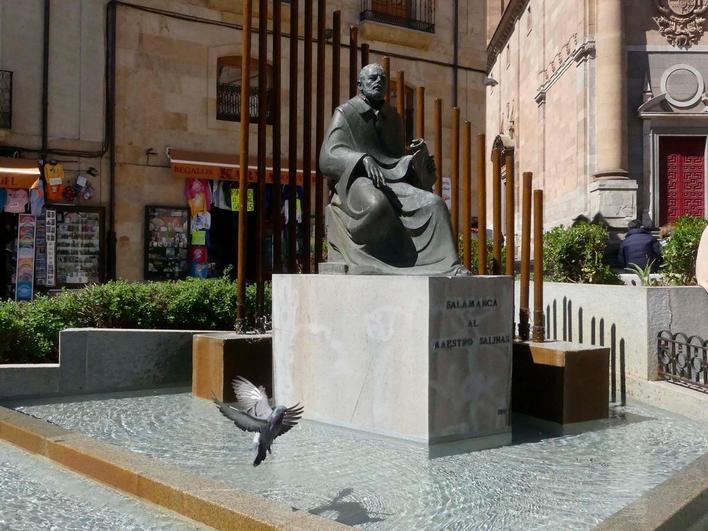 La escultura dedicada al maestro Salinas, de Hipólito Pérez Calvo, en la isleta de la Rúa.