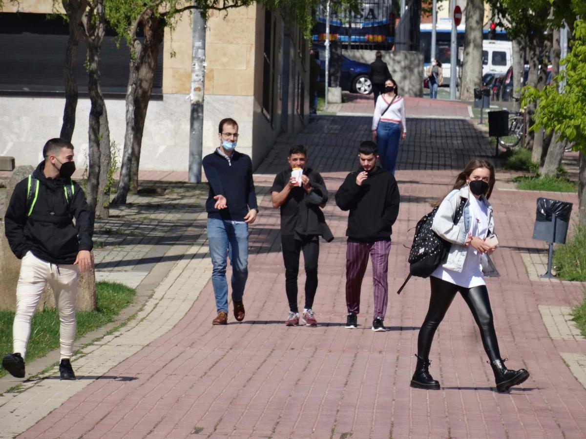 Jóvenes paseando en las proximidades del campus universitario.