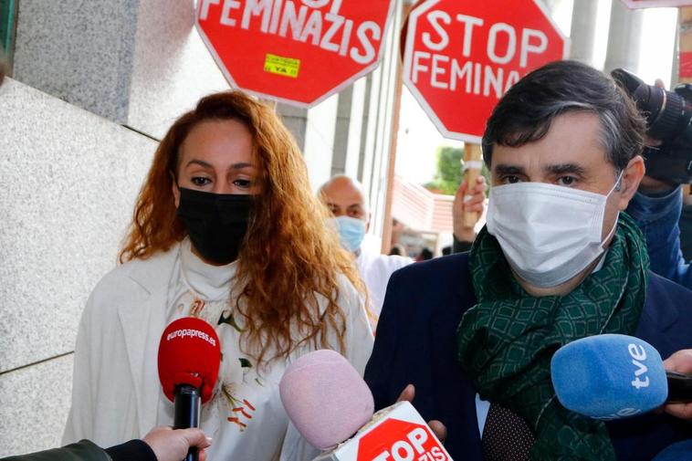 Rocío Carrasco y su abogado, a su llegada a los juzgados.