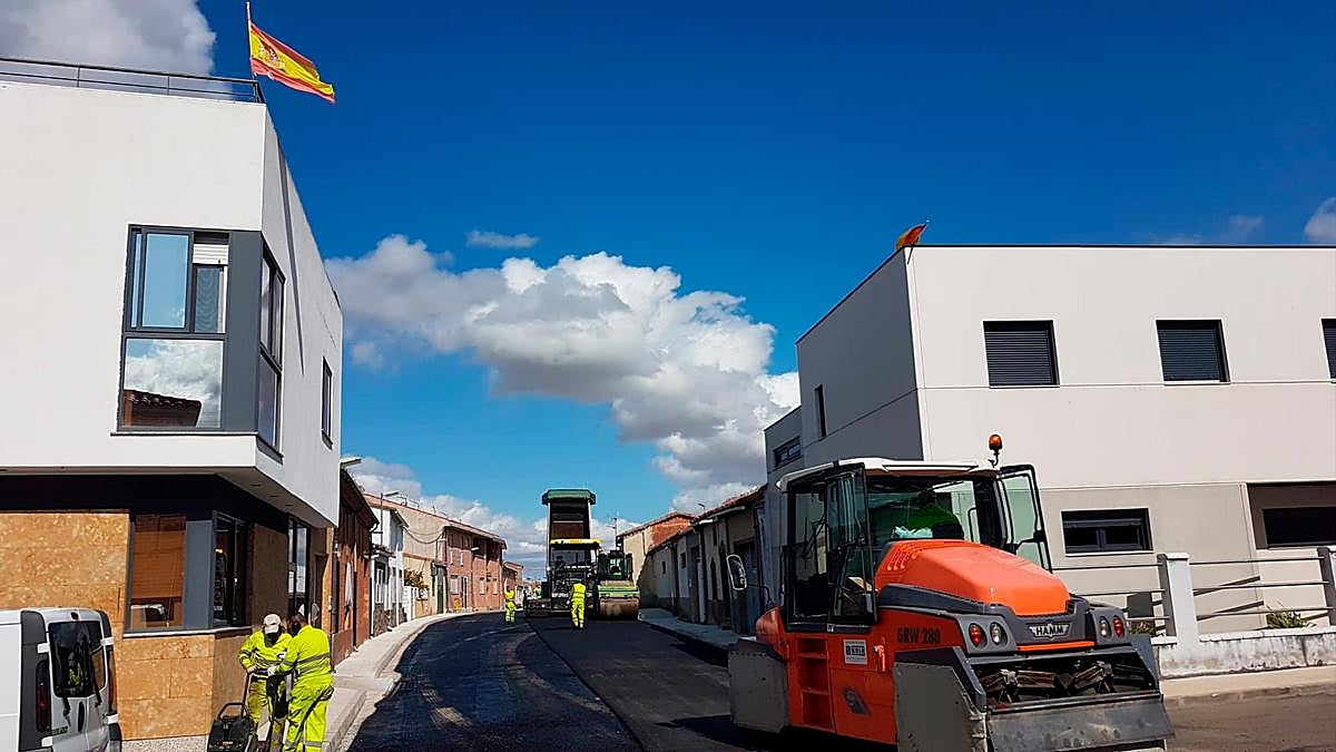 Plaza Mayor con el Ayuntamiento y la iglesia, y pavimentación de calles.