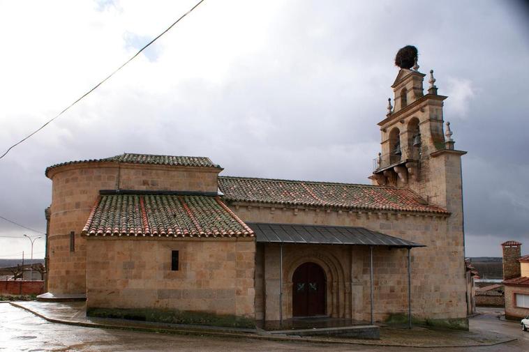 La iglesia parroquial de la localidad y arriba la Casa Consistorial.