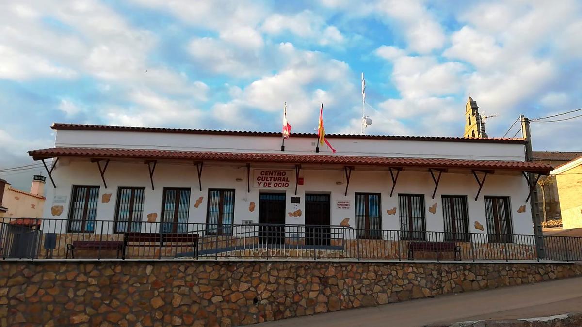 El centro cultural y la parroquia de la localidad de Forfoleda.