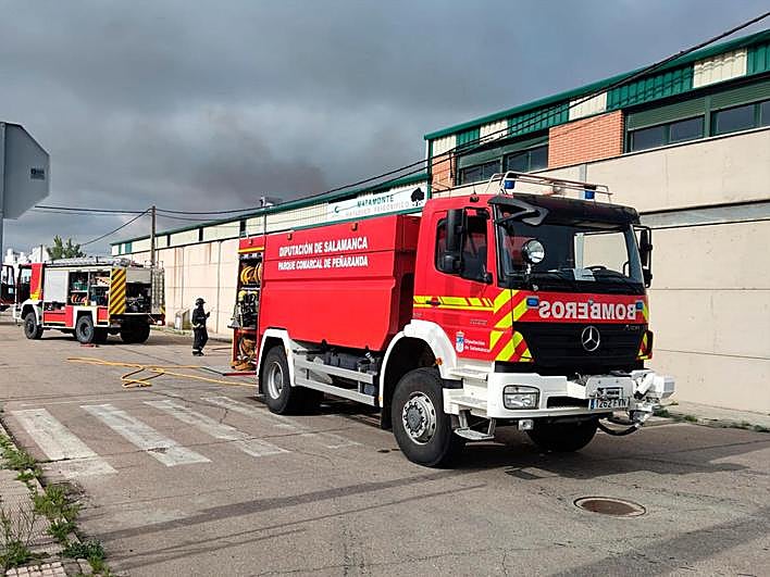 El fuego se originó en una nave del polígono industrial El Inestal
