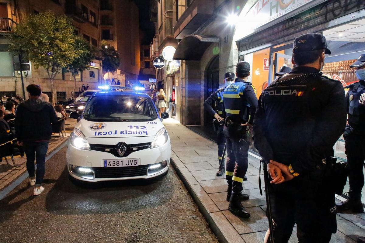 La Policía local, de patrulla nocturna por el centro de Salamanca
