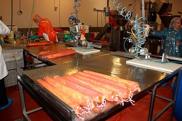 Proceso de embutido de lomos en una industria cárnica de Guijuelo.