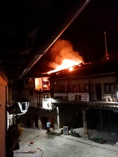 Un herido al incendiarse una vivienda en la plaza Mayor de San Martín del Castañar